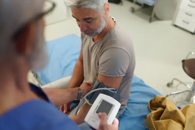 Jak obniżyć ciśnienie u seniora? Domowe metody i kiedy dzwonić po pomoc