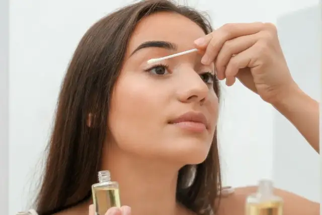 Sekret gęstych rzęs: Jak zrobić odżywkę DIY? Sprawdzone przepisy