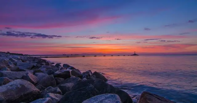 Gdzie dojeżdżają pociągi nad morze? Odkryj najlepsze trasy i czas podróży