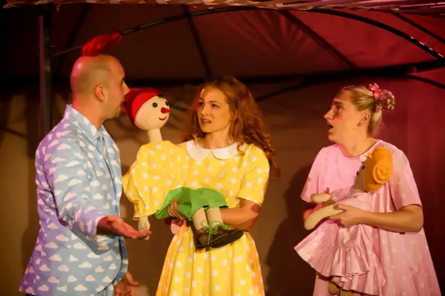 Spektakl teatralny: odkryj fascynujący świat dramatycznych emocji