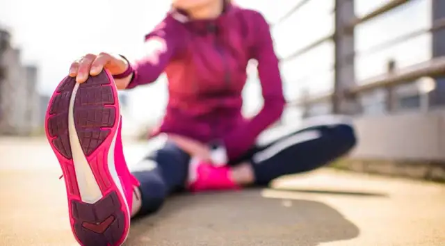 Ćwiczyć z bólem mięśni? Odróżnij DOMS od kontuzji i trenuj mądrze