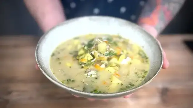 Jak się gotuje zupę ogórkową - łatwy przepis na smaczną zupę