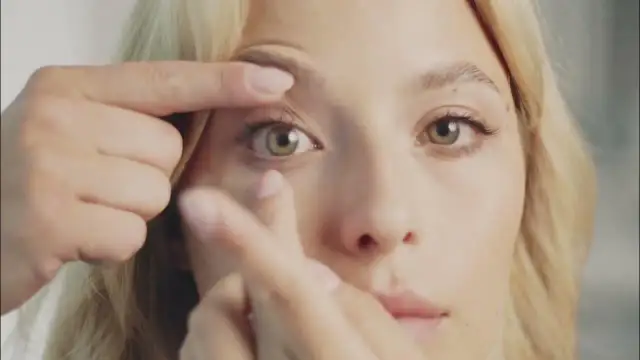 Jak prawidłowo zakładać soczewki astygmatyczne – uniknij błędów i zadbaj o komfort