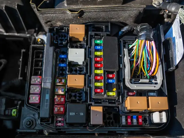 Jak rozpoznać przepalony bezpiecznik w domu i aucie? Poradnik