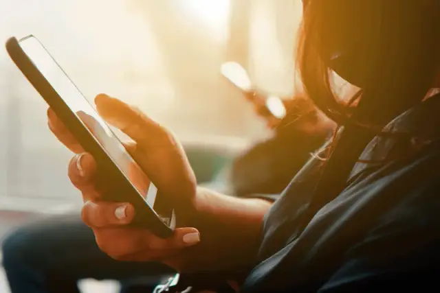 Wyłącz niebieskie światło w telefonie: Lepszy sen i ochrona wzroku