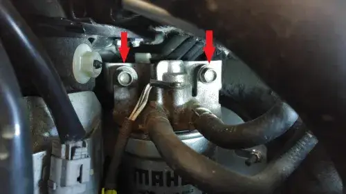 Gdzie znajduje się filtr paliwa w Mazda 3 1.6 benzyna? Sprawdź teraz!