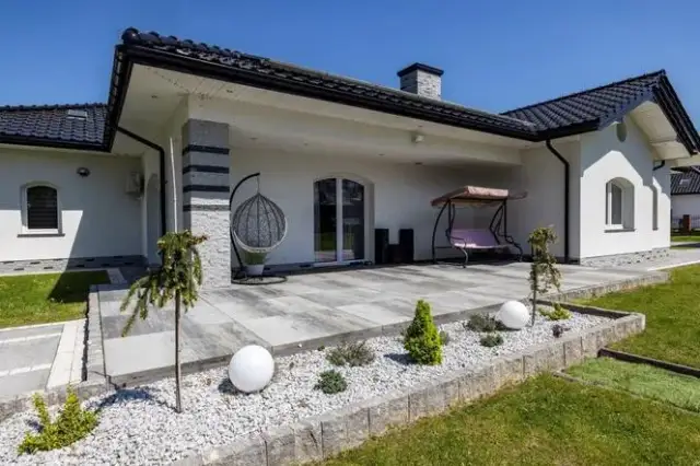 Jaki taras do szarej elewacji: najlepsze materiały i inspiracje