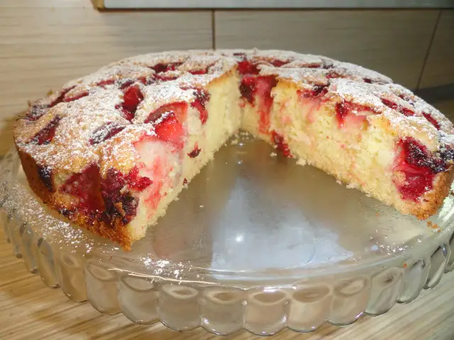 Przepis na ciasto z owocami - Jak upiec je idealnie wilgotne?