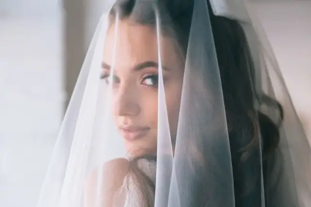 Jak wybrać welon kogut do jakiej sukni, aby wyglądać olśniewająco