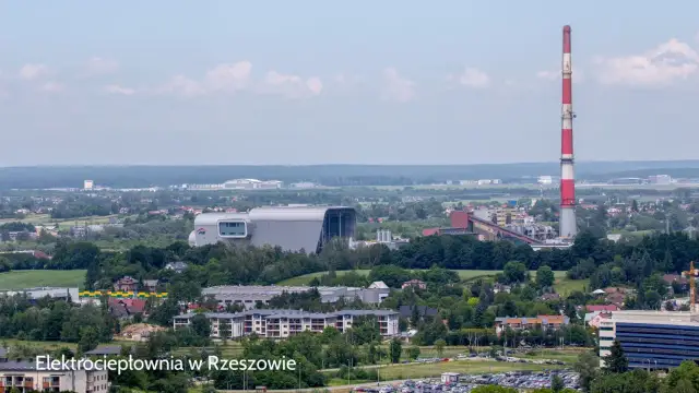 Widok na elektrociepłownię w Rzeszowie z charakterystycznym kominem.