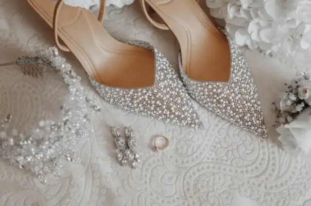 Jaki kolor butów do sukni ślubnej? Oto najważniejsze zasady wyboru