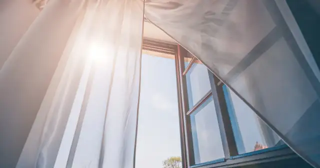 Czy wietrzyć mieszkanie w smogu? Tak, ale z głową! Poradnik