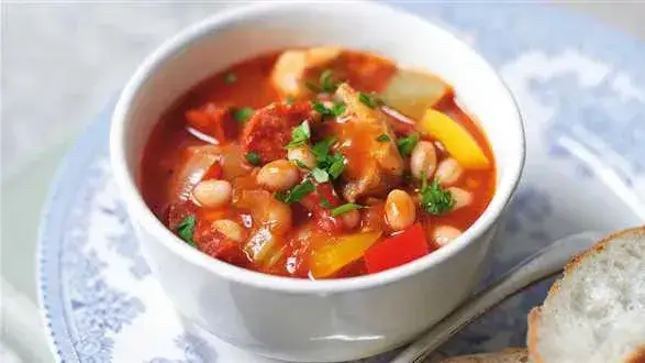 Ile kcal ma zupa fasolowa? Sprawdź, co wpływa na jej kaloryczność