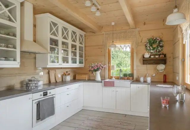 Jak urządzić dom z bali? Pomysły i inspiracje od ekspertki