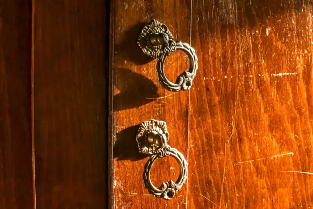 Usuń zapach pleśni z szafki: Domowe triki i profesjonalne metody