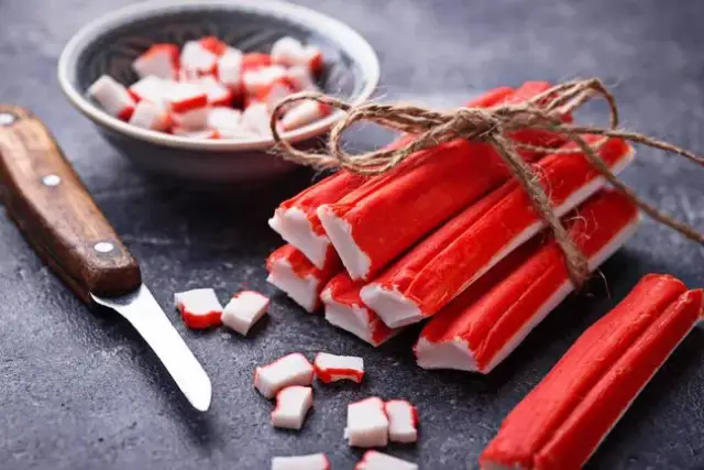 Surimi czy zdrowe? Odkryj ukryte zagrożenia i korzyści zdrowotne.