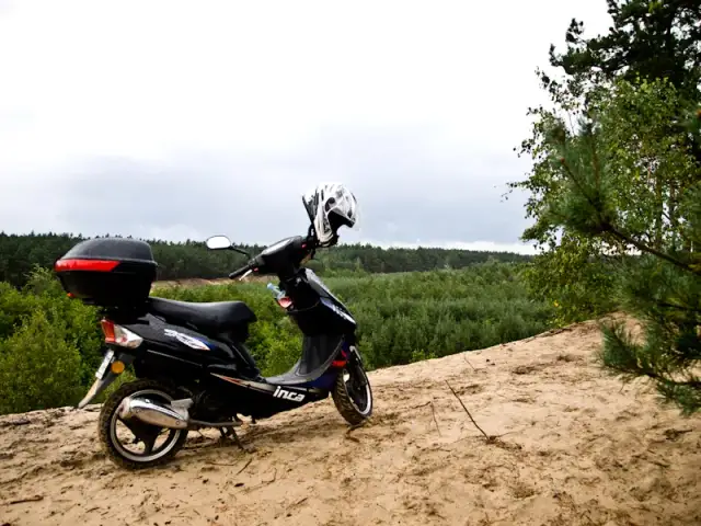 Kompletny poradnik jak jeździć motorowerem: zasady i bezpieczna jazda