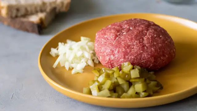 Dokładnie ile kalorii ma tatar? Poznaj wartości odżywcze surowej wołowiny