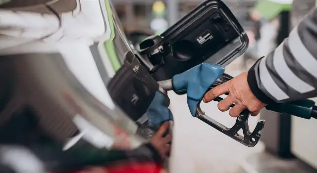 Skuteczne metody, jak usunąć zapach benzyny z samochodu i domu