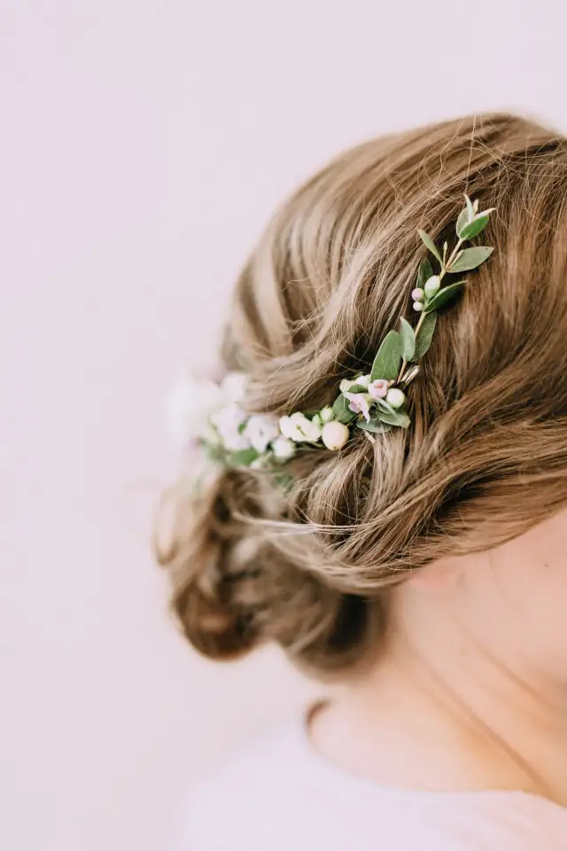 Co wpiąć we włosy na ślub? Najlepsze ozdoby i porady dla idealnego wyglądu
