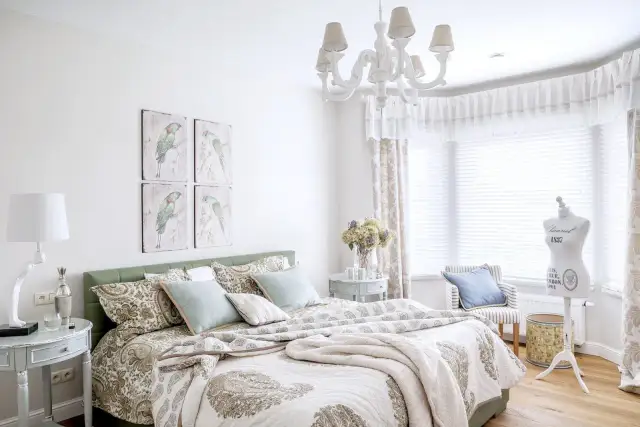 Jakie dodatki do białej sypialni, aby stworzyć przytulny klimat?