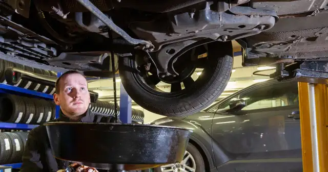 Ile trwa wymiana oleju w samochodzie? Sprawdź, by nie tracić czasu