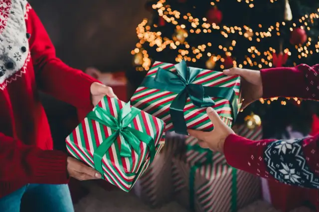 Kiedy otwierać prezenty pod choinką? Poznaj polskie tradycje