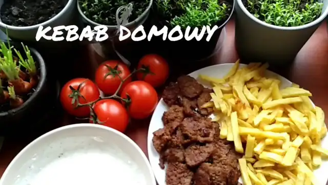 Z jakiego mięsa jest kebab? Poznaj sekrety składników i rodzajów mięsa w kebabie