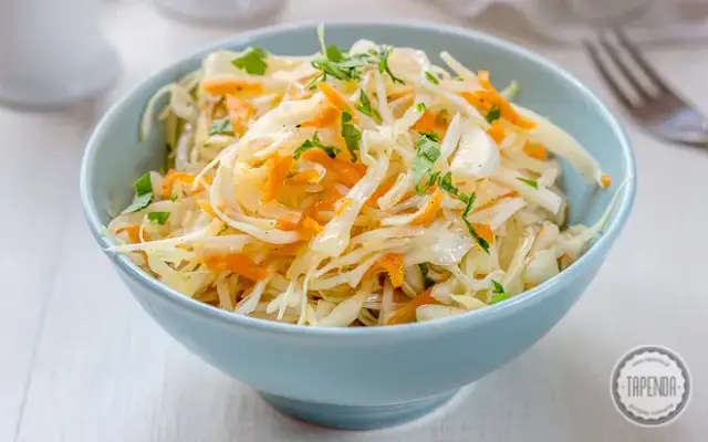 Jak zrobić sałatkę z białej kapusty, aby zachwycić gości smakiem