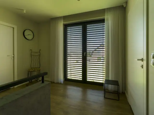 Jak zasłonić okno - skuteczne metody na prywatność i styl wnętrza