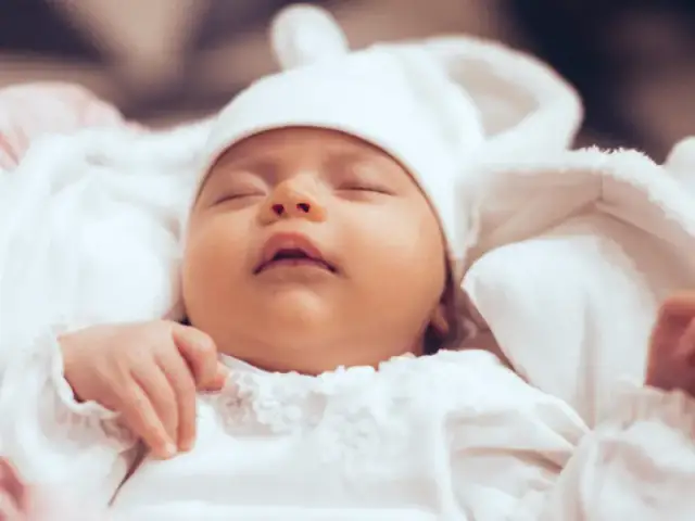 Czy matka może sama ochrzcić dziecko? Odkryj zasady i ograniczenia