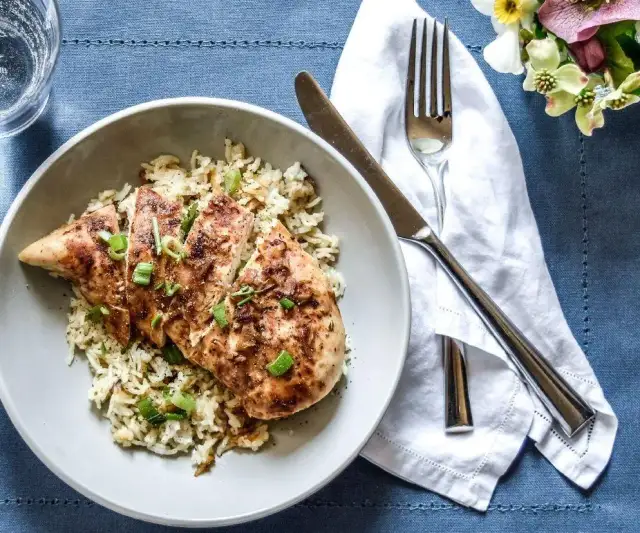 Soczysta pierś kurczaka: przepisy na obiad w 20 minut i nie tylko