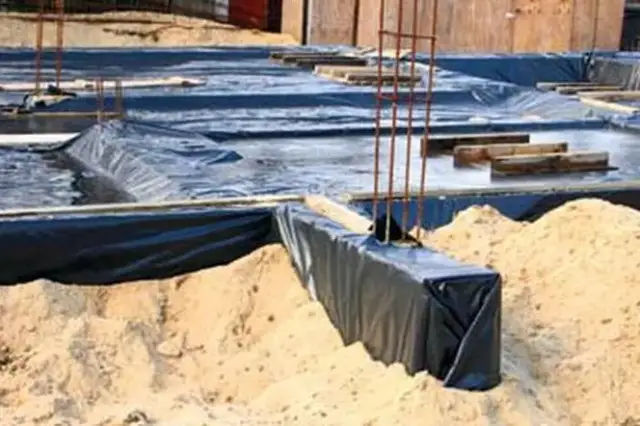 Fundamenty zimą: Jak ochronić dom przed mrozem i wodą?