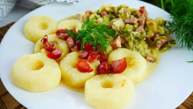 Kluski śląskie z czym na obiad - najlepsze propozycje i przepisy