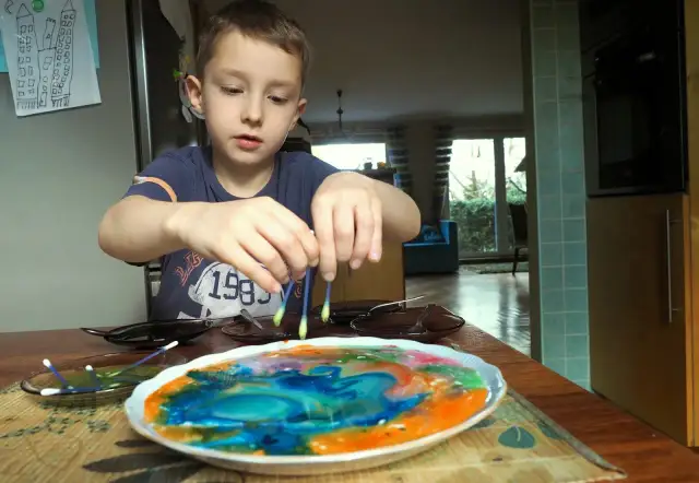 Magiczne eksperymenty z barwnikami dla dzieci odkryj naukę!
