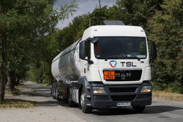 Transport a spedycja: kluczowe różnice i rola spedytora w TSL