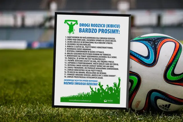 Piłka nożna to emocje! Plakat "Drogi Rodzicu (Kibicu) bardzo prosimy" przypomina, czy znasz zasady gry w piłkę nożną i jak wspierać dziecko.
