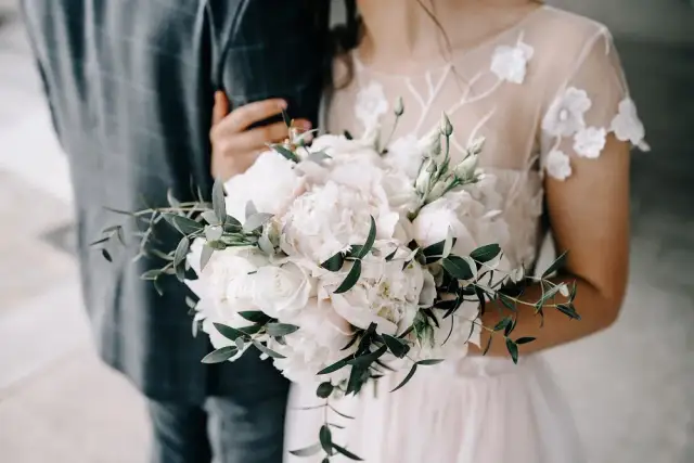 Jakie kwiaty do sukni ecru - idealne połączenia dla wyjątkowego ślubu
