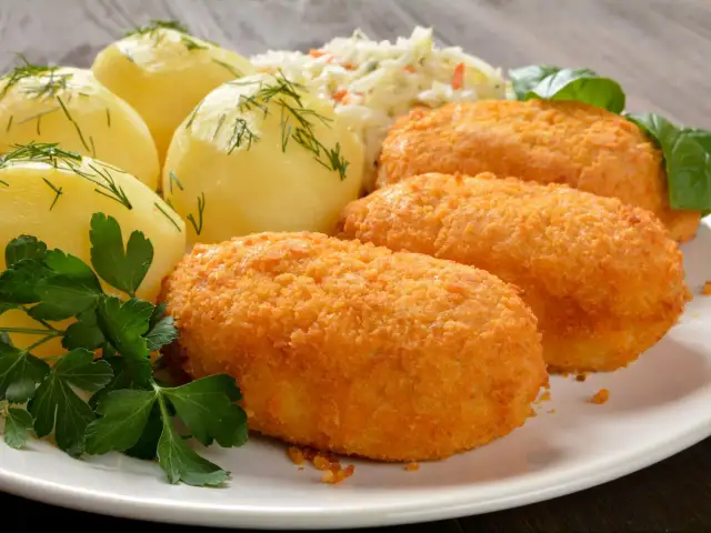 Jak idealnie rozbić pierś kurczaka na de volaille? Sprawdź!