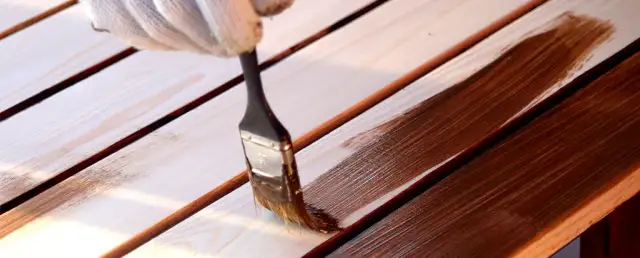 Jak kolorowo malować drewno? Praktyczny przewodnik krok po kroku