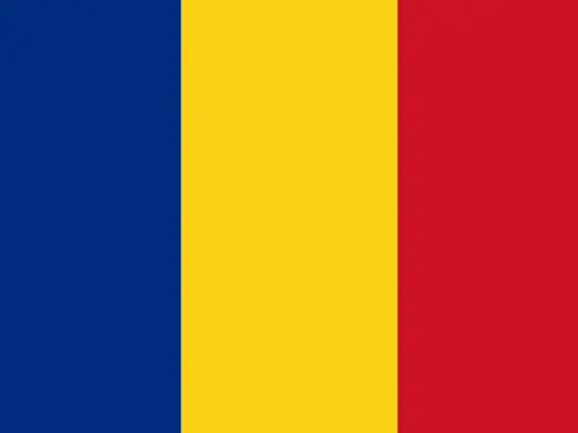 Flaga Rumunii. W tym kraju obowiązuje lej rumuński.