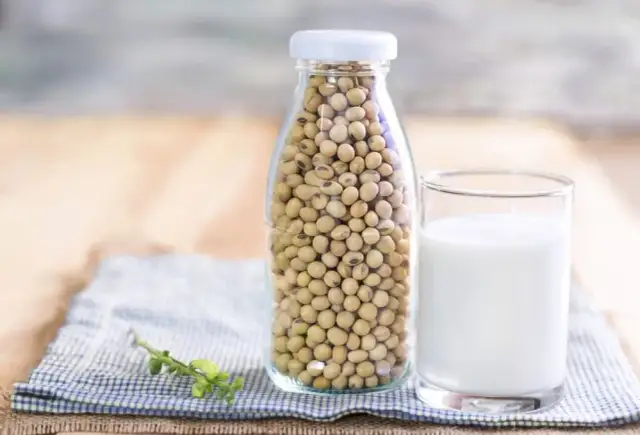 Z czego jest mleko sojowe – skład, produkcja i korzyści zdrowotne