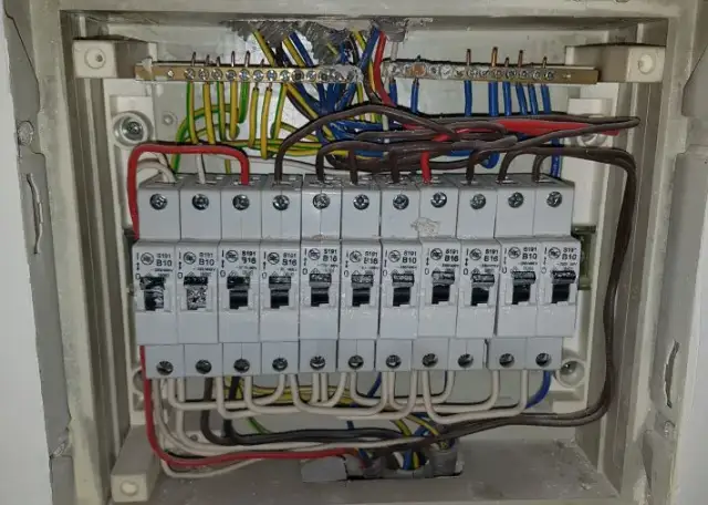 Ile kosztuje podłączenie skrzynki elektrycznej w domu? Uważaj na ukryte wydatki