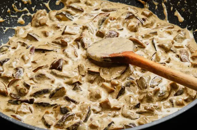 Sos grzybowy z suszonych grzybów: sekret idealnego smaku i konsystencji