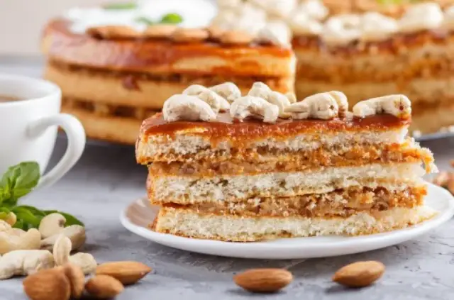 Prosty przepis na ciasto orzechowiec, który zachwyci Twoich gości