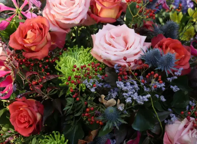 Bukiet róż, chryzantem i jagód z ostami.