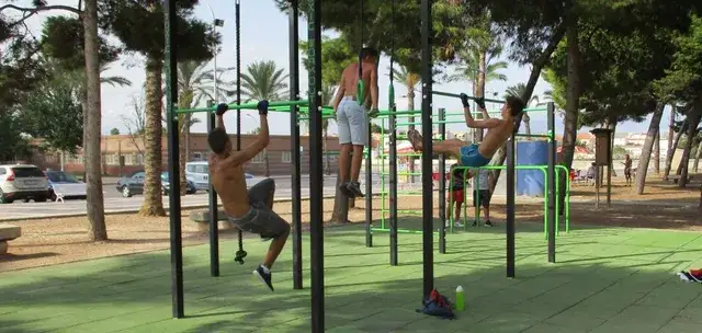 Los mejores parques de barras de calistenia en España para entrenar