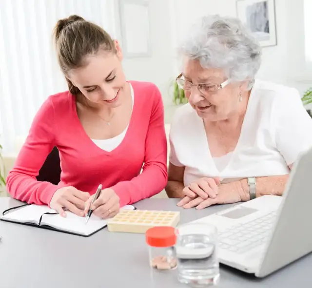 Ile bierze opiekunka do osoby starszej? Sprawdź ukryte koszty!