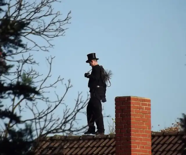 Kominiarz: Ile razy w roku? Poznaj harmonogram i uniknij mandatu