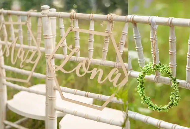 Jak udekorować krzesła na wesele - inspiracje i praktyczne pomysły